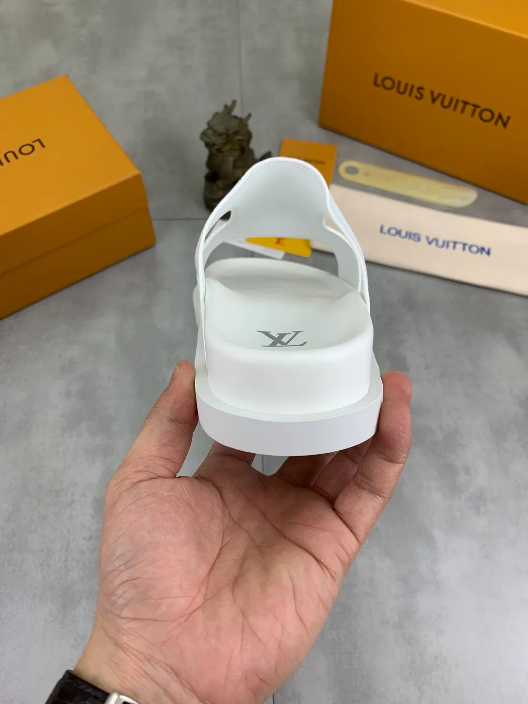 Men's shoes 💰P300💰【New style】🆘 Original quality 【LOUIS VUITTON】The popular Louis Vuitton LV men's slippers on the official website are on sale simultaneously! Original fabric imported from Italy, original factory special supply, code number: 38-44 (45 customized), many colors available